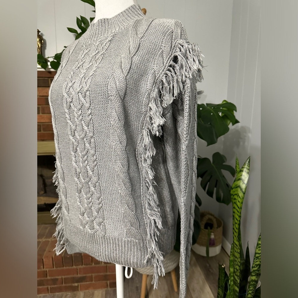 #20)  NEW Mya tree  Cable knit gray fringe sweater Size medium.